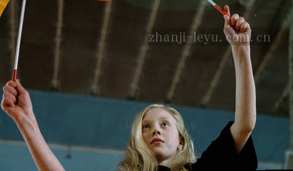 三块屏幕展示不同联赛排名